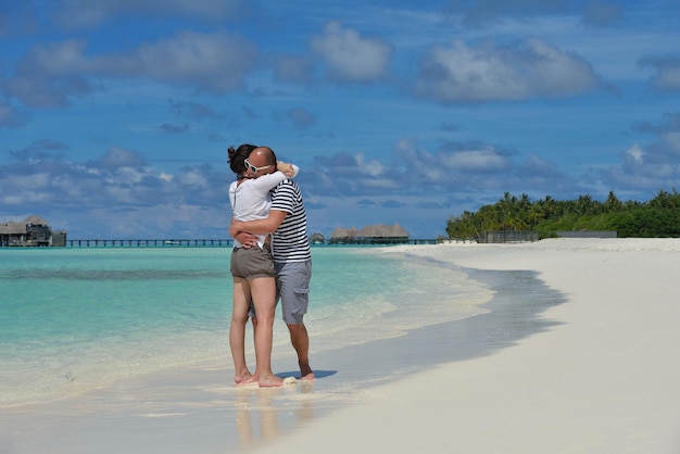 gelukkig jong stel op zomervakantie veel plezier en ontspan op een mooie zonnige dag op het strand