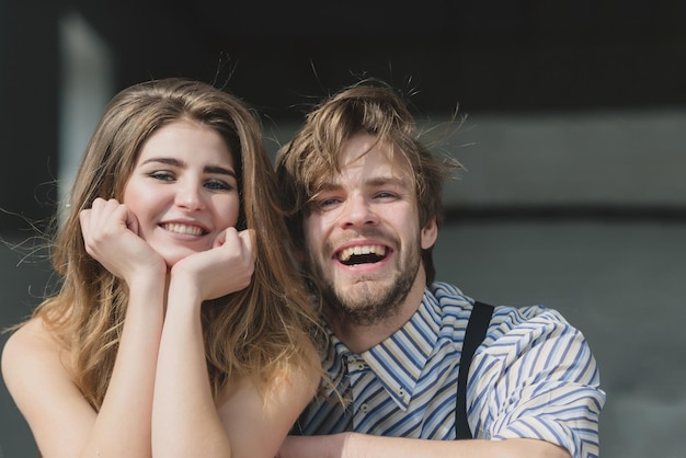 Gelukkig jong stel op zonnige zomerdag