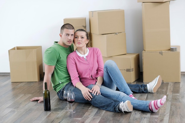 gelukkig jong stel verhuizen naar nieuw huis