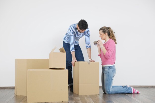 gelukkig jong stel verhuizen naar nieuw huis