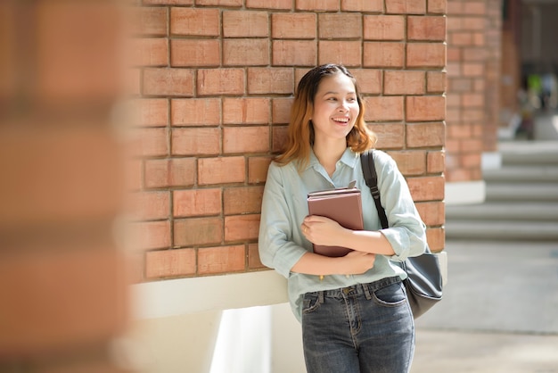 Gelukkig jonge Aziatische universiteitsstudent.