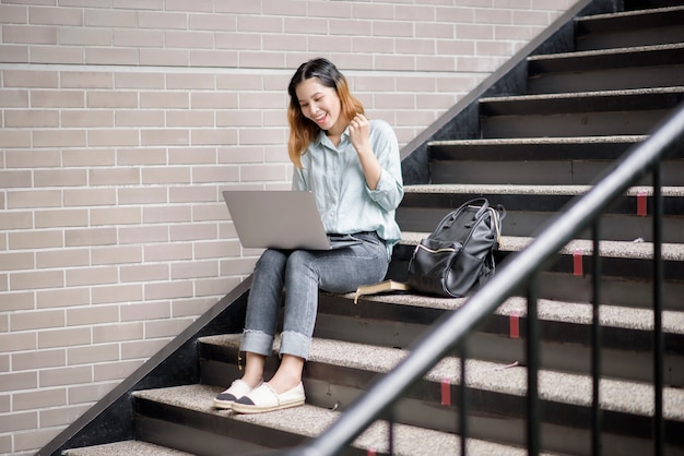 Gelukkig jonge Aziatische universiteitsstudent.