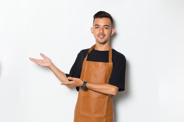 Gelukkig jonge man barista serveerster wijzend met vingers naar verschillende richtingen