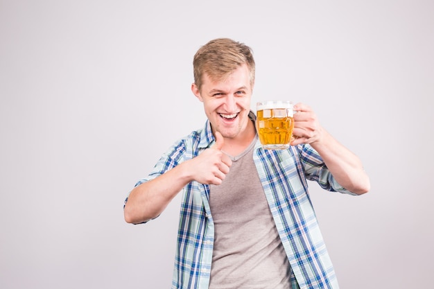 Gelukkig jonge man houden en wijzen op een Bierpul.