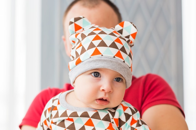 Gelukkig jonge man met een glimlachende 4-5 maanden oude baby, geïsoleerd op wit