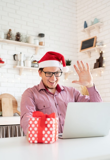 Gelukkig jonge man met kerstmuts