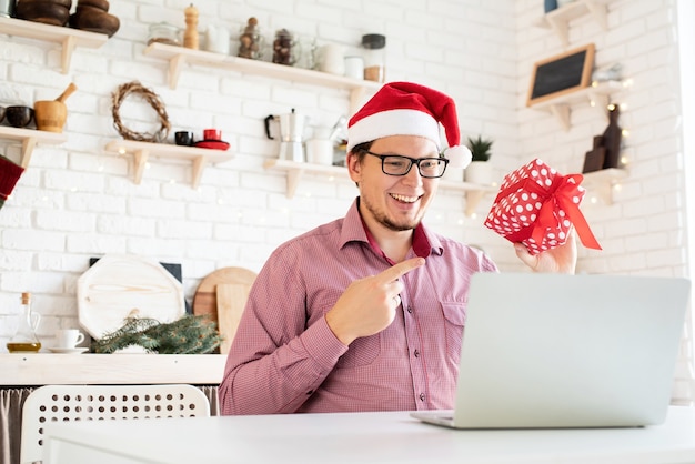 Gelukkig jonge man met kerstmuts