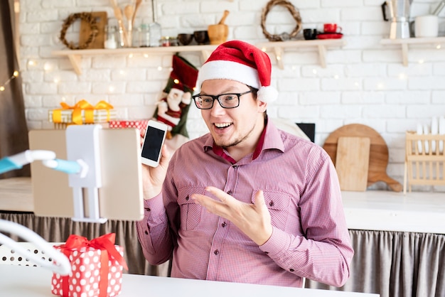 Gelukkig jonge man met kerstmuts