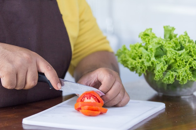 Gelukkig jonge man zijn maaltijd koken