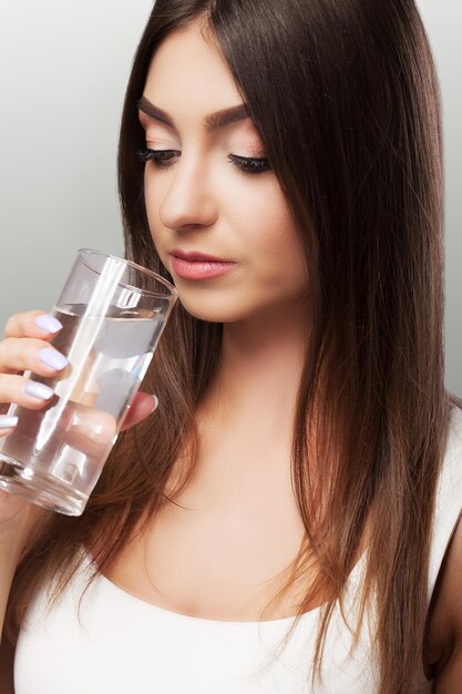 Gelukkig jonge mooie vrouw drinkwater