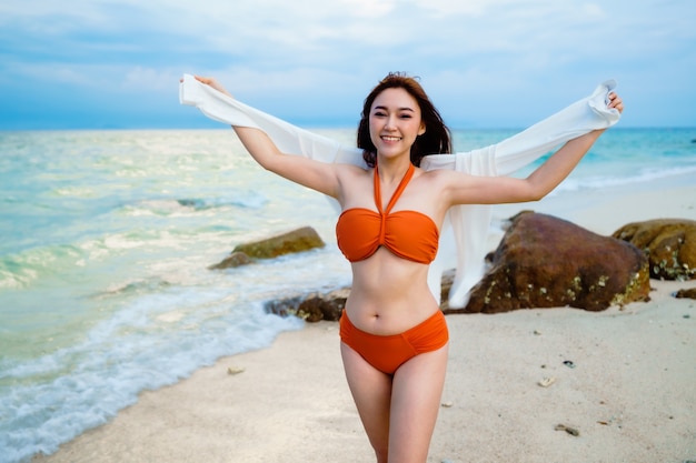 Gelukkig jonge vrouw in het zee strand van Koh MunNork Island, Rayong, Thailand