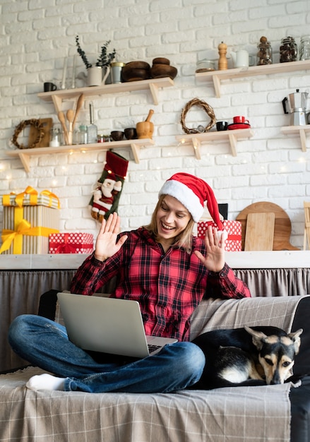 Gelukkig jonge vrouw met kerstmuts