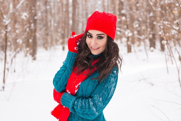 Gelukkig jonge vrouw wandelen in de winter Pretty girl in snowy nature