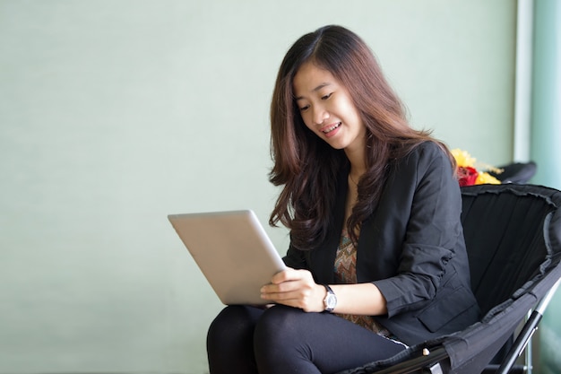 Gelukkig jonge zakenvrouw met een tablet-pc