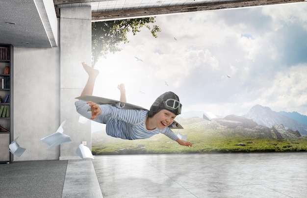 Foto gelukkig jongetje dat vliegt terwijl hij een helm draagt. gemengde media