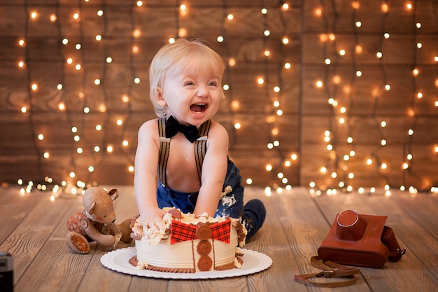 gelukkig jongetje eerste taart eten met zijn handen