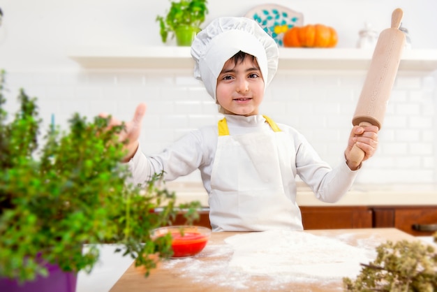 gelukkig jongetje koken pizza