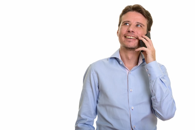 Gelukkig Kaukasische zakenman die op mobiele telefoon spreekt