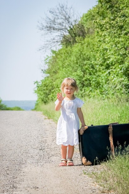 Foto gelukkig kind bij de weg in het natuurpark