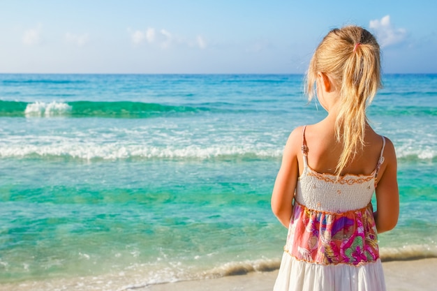 Gelukkig kind buiten spelen aan zee