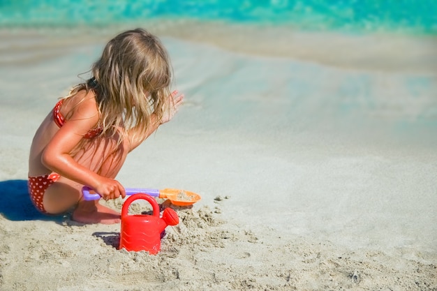 Gelukkig kind buiten spelen aan zee