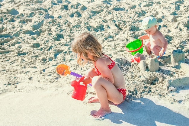 Gelukkig kind buiten spelen aan zee