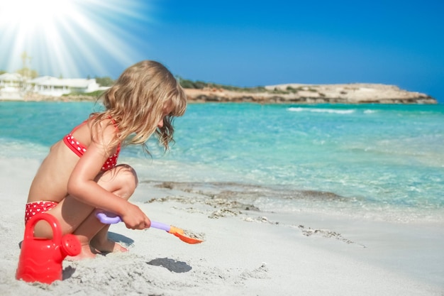 Gelukkig kind buiten spelen aan zee