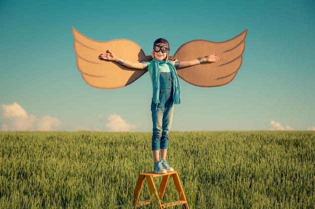 Foto gelukkig kind buiten spelen kid in zomer veld reizen en vakantie concept verbeelding en vrijheid