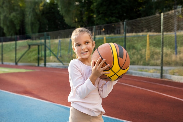 Foto gelukkig kind buiten spelen