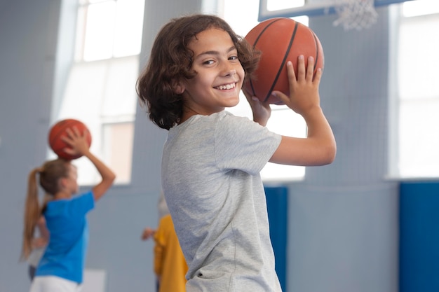 Foto gelukkig kind dat basketbal speelt