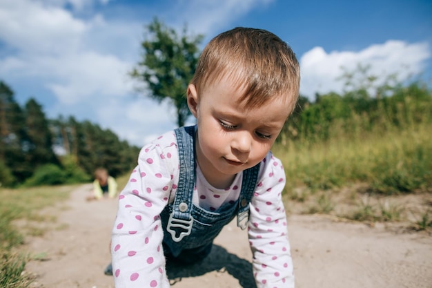 Gelukkig kind dat buiten met zand speelt