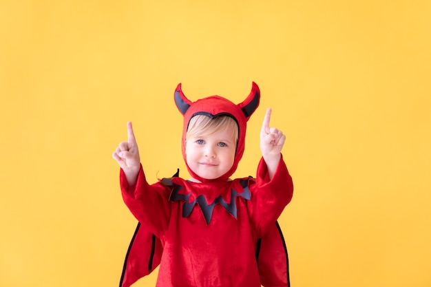 Gelukkig kind dat Halloween-kostuum draagt