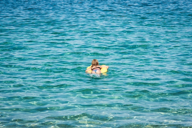 Gelukkig kind dat op zee in griekenland speelt