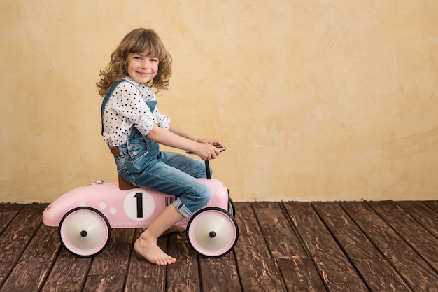 Gelukkig kind dat thuis speelt. Auto reis. Zomervakantie en reisconcept