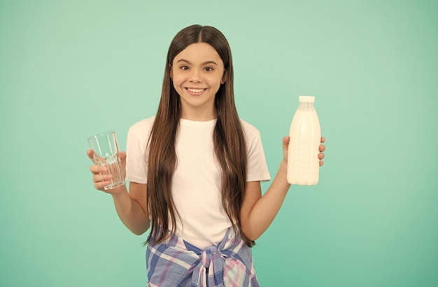 Gelukkig kind gaat een glas melk of yoghurt drinken gezondheid