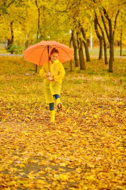 Gelukkig kind in herfst park