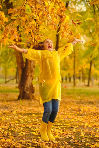 Gelukkig kind in herfst park