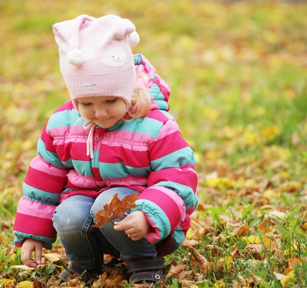 Gelukkig kind in herfst park