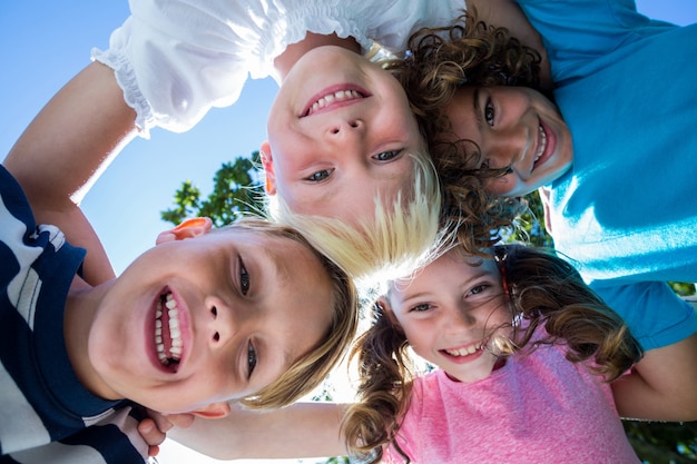 Gelukkig kind in het park samen