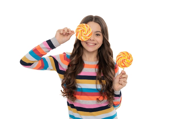 Gelukkig kind in kleurrijke trui met lolly snoep op stok geïsoleerd op een witte achtergrond