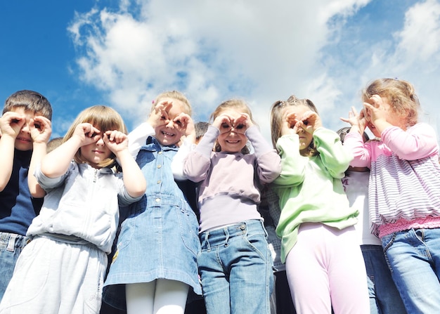 Gelukkig kind kinderen groep veel plezier en spelen op de kleuterschool indoor voorschoolse educatie concept met leraar