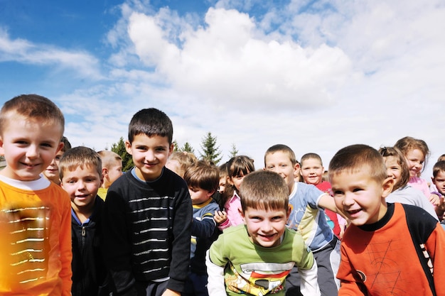 gelukkig kind kinderen groep veel plezier en spelen op de kleuterschool indoor voorschoolse educatie concept met leraar