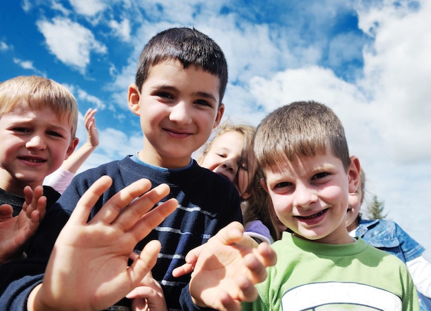 gelukkig kind kinderen groep veel plezier en spelen op de kleuterschool indoor voorschoolse educatie concept met leraar