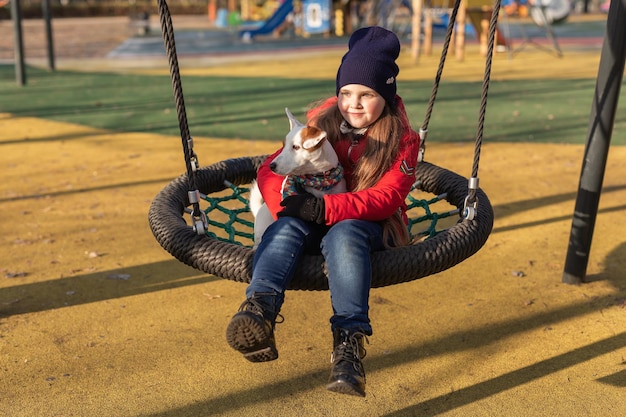 Gelukkig kind meisje met hond portret jongen met huisdier jack russell terrier buitenshuis huisdier eigenaar concept