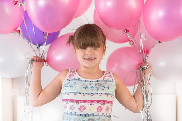 Gelukkig kind met ballonnen thuis levensstijl