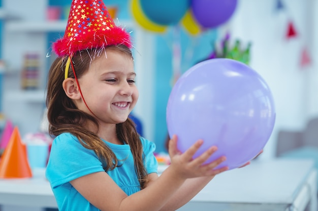 Gelukkig kind met een ballon