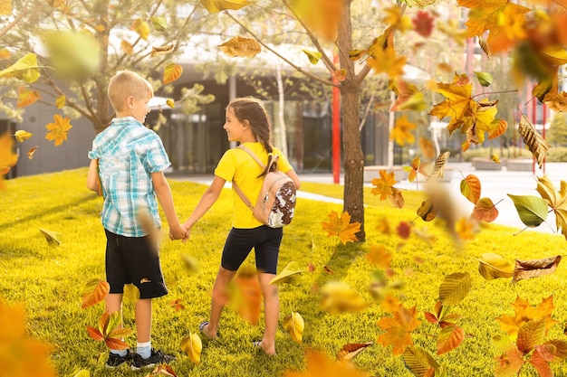 Gelukkig kind met plezier in het park in de herfst