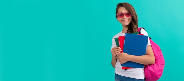 Gelukkig kind met rugzak en beurt in zonnebril klaar om te studeren op school Portret van schoolmeisje