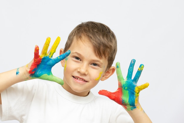 Gelukkig kind met verf op handen