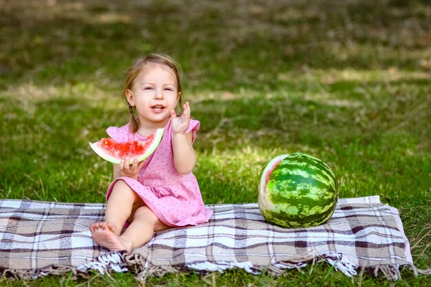 Gelukkig kind met watermeloen in de natuur